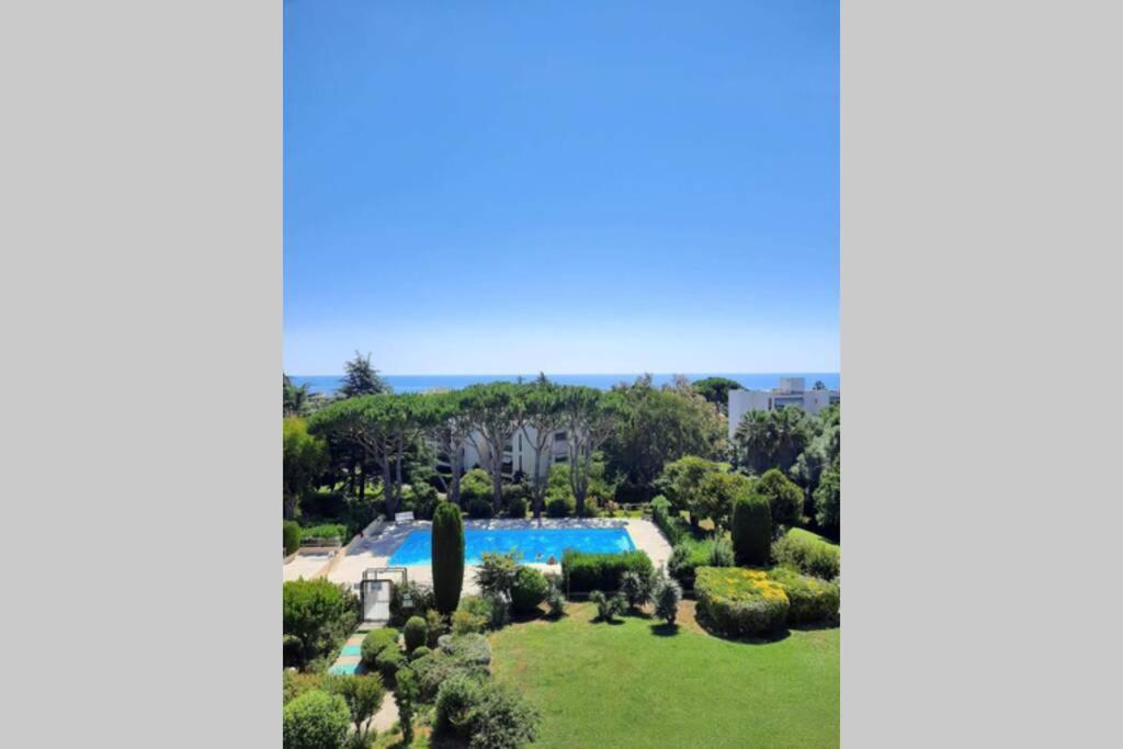 Appartement T2 avec magnifique vue mer, piscine, clim, parking à Antibes Extérieur photo